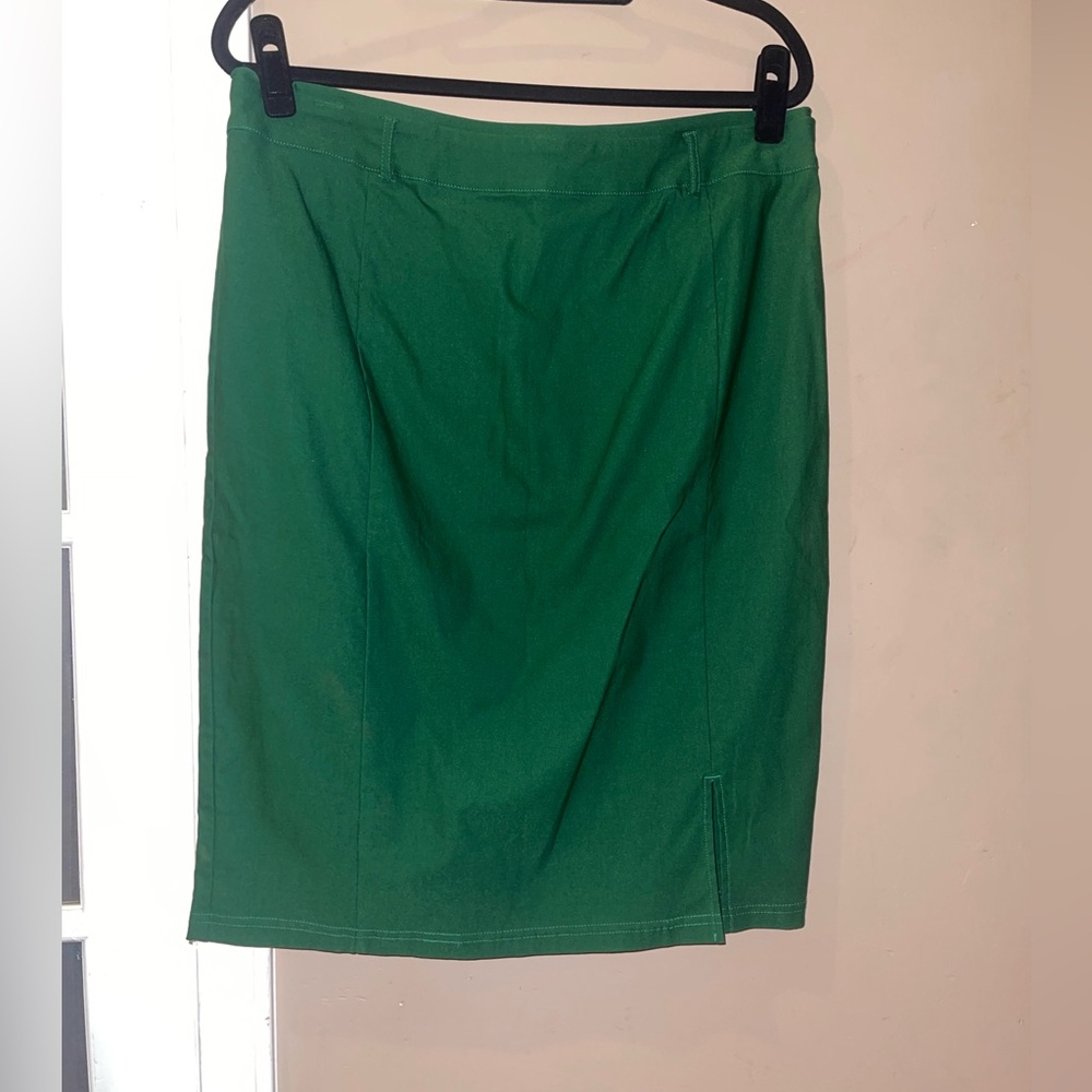 Kate Kasin Green knee length stretchy skirt with slit NWT Woman’s 2X